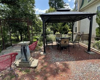 Historic home with 21st Century amenities and tranquill gardens - Phoenixville - Патіо