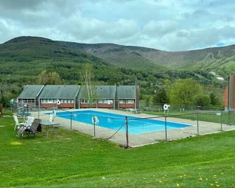 2BR Mountain View Home with Pool & 3 mins to Ski Slopes - Hunter - Pool