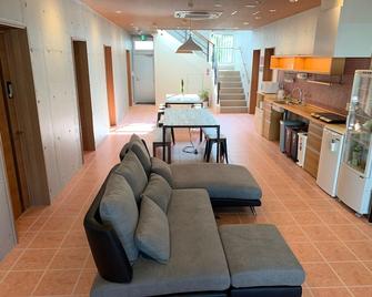 Hostel Sunterrace Ishigaki - Ishigaki - Living room