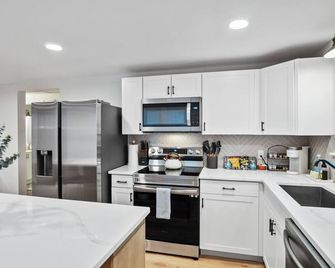 Charming 2BR Near Fairgrounds and War College! - Carlisle - Kitchen