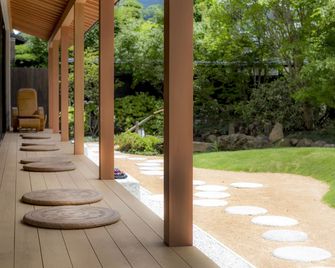 Sui Suwako - Suwa - Patio