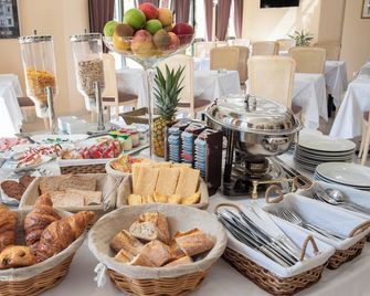 Hôtel Garabel - Plaisir - Buffet