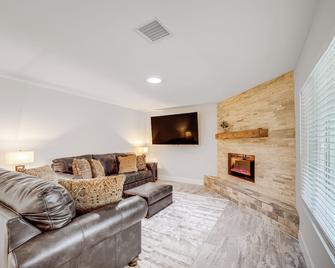 Near Hiking Lake Montezuma Home with Yard! - Lake Montezuma - Sala de estar