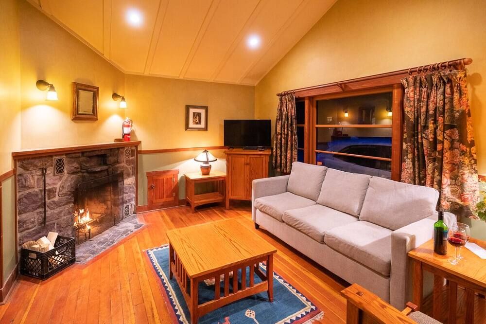 Johnston Canyon Lodge & Bungalows