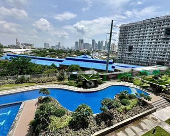 Chic & Cozy 2 bedroom Condo Unit w/ Pool View - Kize Staycation - 帕西格市 - 游泳池