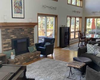 Lakeside Resort Home: Sunsets, fishing, paddling - pet friendly - Avon Lake - Living room
