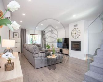 Private Pool Luxury Barreiro Villa - Barreiro - Living room