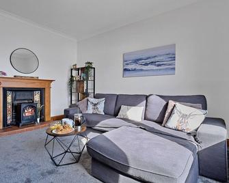 Stunning villa for 4 guests with WIFI - Inverness - Living room