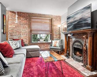 The Arusha House Capitol: Hill : Garage : Yard - Denver - Living room
