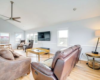 Steps To Beach: Centrally Located Obx Home! - Kill Devil Hills - Living room