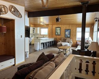 Ski-in/Ski-out Private Cabin - Perfect for Families - Whitefish - Living room