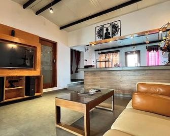 Mermaid Island Beach Resorts - Auroville - Sala de estar