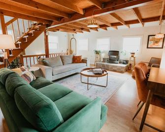Moonrise on Mill St. Inn- Carriage Haus - Nevada City - Living room
