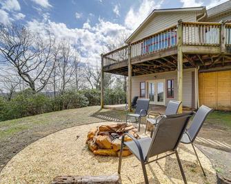 Pisgah Forest Retreat w/ Fire Pit, Grill & Views! - Pisgah Forest - Patio