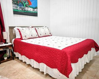 Charming 1br W/ A/C, Wifi + Free Drinks & Snacks - Rock Sound - Sypialnia