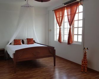 Spacious Yangon Family Home - Rangún - Habitación