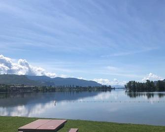Pet friendly vacation condo with updated appliances & KING BED, overlooking pool - Osoyoos - Outdoors view