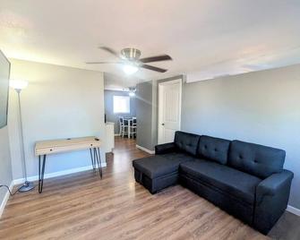 Cozy Guest House Close To Air Base - Tucson - Living room
