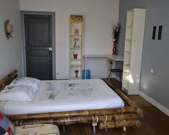 Large room of more than 30m2 for 4 to 5 people - Chef-Boutonne - Habitación