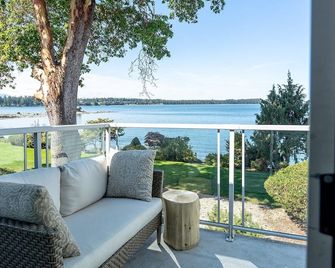 Ocean Front Suite w/ Spa Like Bath, Gorgeous Views & Access to Resort Amenities - Nanoose Bay - Balcony