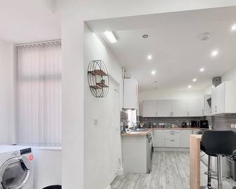 Bright 4 Bedroom Full House With Free Parking - Manchester - Kitchen