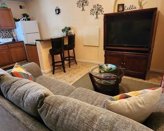 2-bedroom desert oasis in Dolan Springs, Arizona - Dolan Springs - Living room