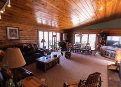 Beautiful Family Cabin located in Northwest PA - Russell - Living room