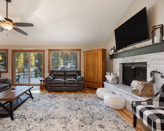 4 mins from Breck's Main St. and Nearby Trails; Wraparound Deck with Hot Tub - Breckenridge - Wohnzimmer