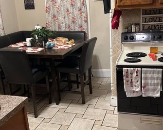 Historical section of Chesapeake. Propertie nice and groomed quiet neighborhood. - Chesapeake - Comedor