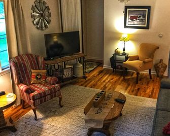 Comfortable family-friendly 3 bedroom house in south central Iowa - Chariton - Huiskamer