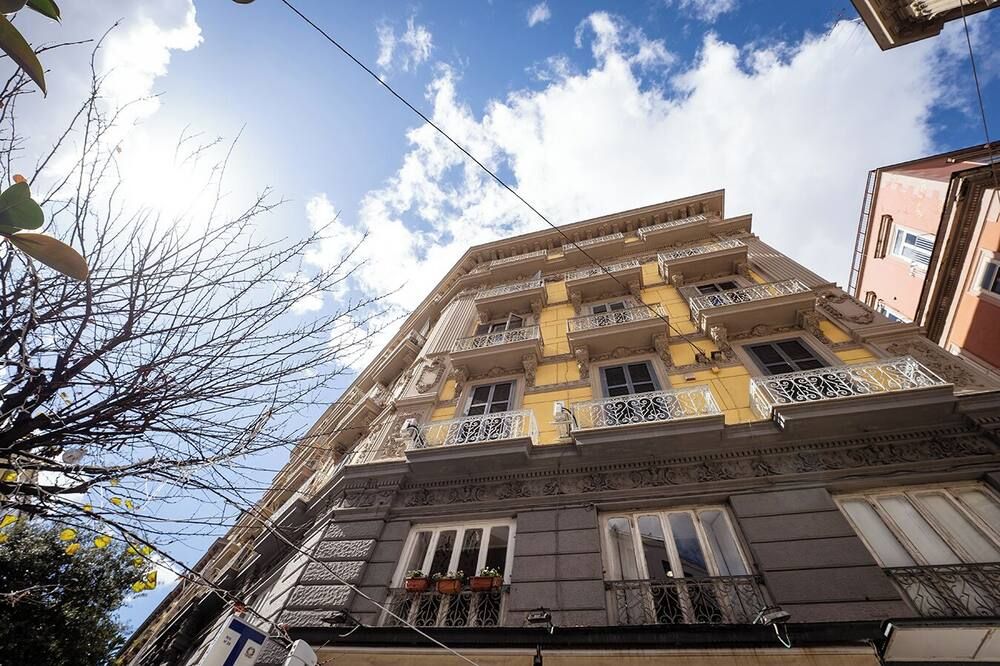 B&B Le 4 Stagioni Dante's Suites by ClaPa Group Dislocated Hospitality - נאפולי - בניין