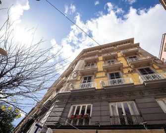 B&B Le 4 Stagioni Dante's Suites by ClaPa Group Dislocated Hospitality - נאפולי - בניין