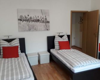 In the countryside and close to the city, for work and leisure - Reichenbach/Vogtland - Habitación