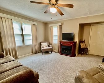 Grandma's Cozy Cottage - Madisonville - Huiskamer