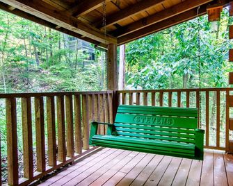 Romantic Mountain Shanty with Hot Tub and Fireplace - Sevierville - Balcón