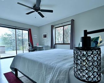 Stunning Views @ Yosemite Gold Rush Ranch, 35min to Park, Pickleball Court, EV! - 미드파인즈 - 침실