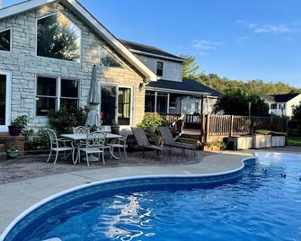 Our pool will open May 1st, 2025. 1st floor bedroom added. - Chillicothe - Zwembad