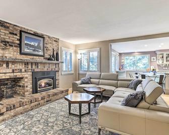 Home with Furnished Patio about 15 Mi to Dtwn Denver - Centennial - Living room