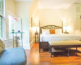 Top Floor Row Home Looking Out Over Forsyth Park By Lucky Savannah - Savannah - Bedroom