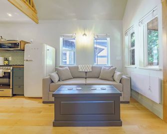Cozy Cabin Near Wild Pacific Trail & Beaches! • The Squid Shack - Ucluelet - Living room