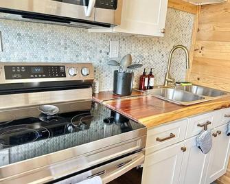 Cabin-Themed Duplex ⫸ Walk to Happy Holler - Knoxville - Kitchen
