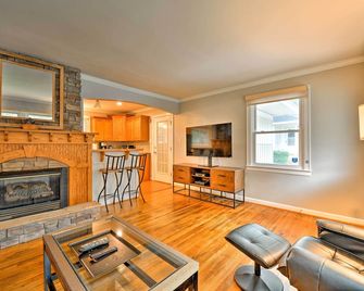 Charlotte Area Home with Patio - 6 Miles to Downtown - 夏洛特（北卡羅來納州） - 客廳