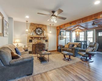 Cozy Clear Lake Home - Walk to Town and Boat Dock! - Clear Lake - Wohnzimmer