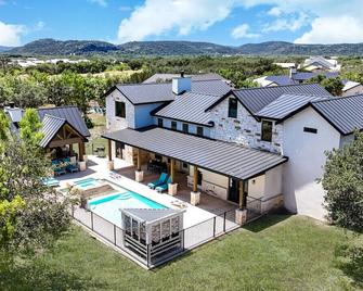 Heated pool Hot Tub Golf Cart Arcade Two Kitchens - Concan - Edificio