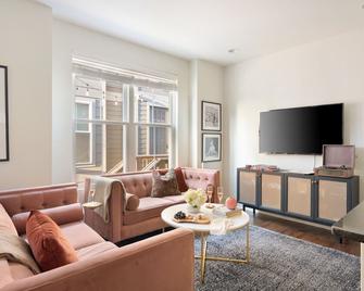 Hart Suite Buyout 7 by AvantStay Two Nashville Town Houses w Stunning Amenities Design - Nashville - Sala de estar