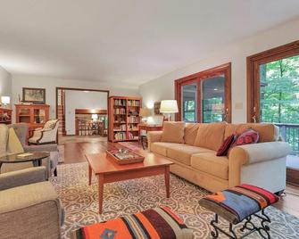 Salt Run Retreat-Secluded home with nature trails - Granville - Вітальня