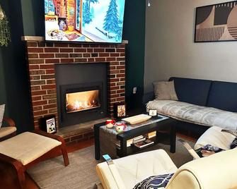 Cozy Getaway! King Bed, Gas Fireplace, Bbq Grill, Fire Pit & Games! - Mt Pocono - Living room