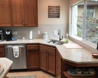 4 BDR/2 BA Waterfront Home located on beautiful Lake Stevens. - Lake Stevens - Kitchen