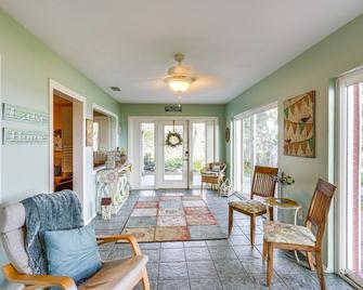 Auburndale Vacation Rental with Yard and Lake Views - Auburndale - Living room