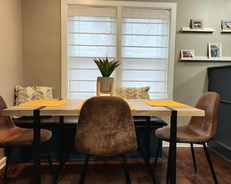 Large Cozy House Near Nexuspark Air Hockey - Columbus - Restaurant